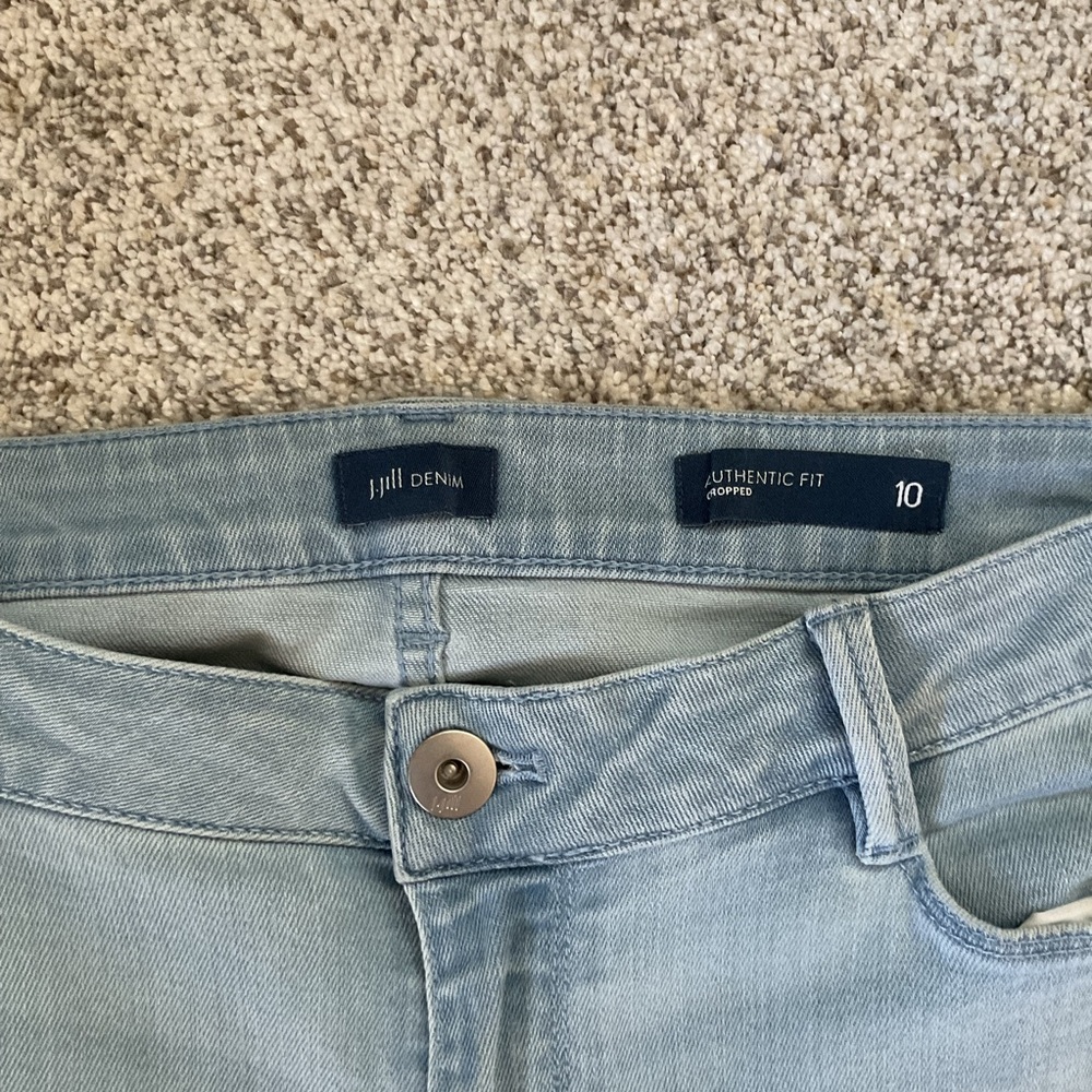 J JILL Authentic Fit Cropped Jeans Oxford Wash Blue Fringe Hem Stretch Denim 10 - Picture 3 of 11